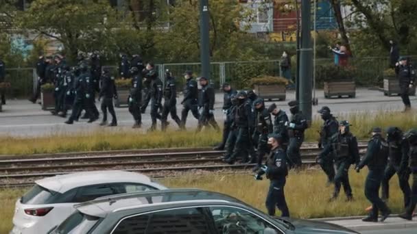 Warschau, Polen 05.16.2020. - Protest van de Ondernemers. Politieagenten die achter elkaar over de spoorweg lopen. — Stockvideo