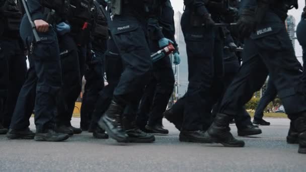 Varsovia, Polonia 05.16.2020. - Protesta de los empresarios. agentes de policía marchando sobre la protesta. Ángulo bajo — Vídeos de Stock