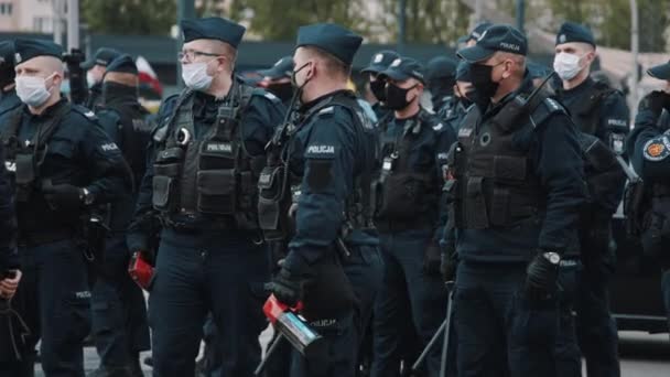Varşova, Polonya 05.16.2020. - Girişimcilerin protestosu. Yüz maskeli polis memurları protestoyu koruyor. — Stok video