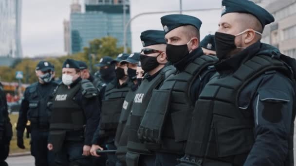 Varsovia, Polonia 05.16.2020. - Protesta de los empresarios. agentes de policía con mascarillas salvaguardando la protesta — Vídeo de stock