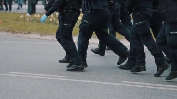 ワルシャワ、ポーランド05.16.2020 。-起業家の抗議。警察官が抗議活動をしています。低角度 — ストック動画