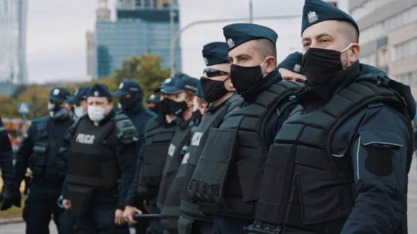 Warszawa, Польща 05.16.2020. - Протест підприємців. Поліцейські з масками обличчя охороняють протест. — стокове фото
