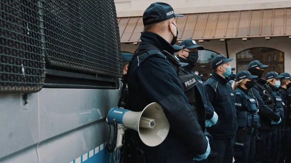 Warsaw, Poland 05.16.2020. - Protest of the Entrepreneurs. police officers with face masks safeguarding the protest — Stock Photo, Image