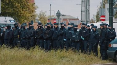 Varşova, Polonya 05.16.2020. - Girişimcilerin protestosu. Yüz maskeli polis memurları protestoyu koruyor.