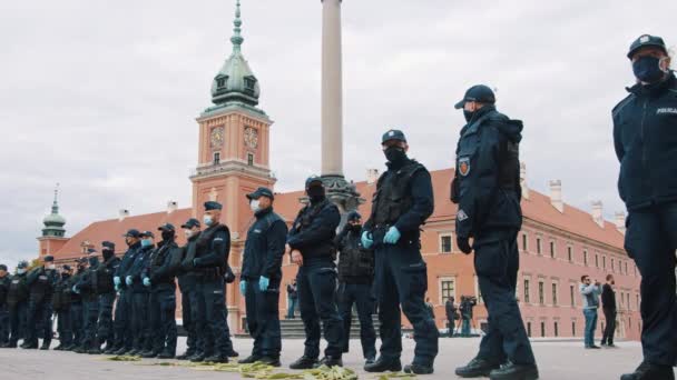 Varsavia, Polonia 05.16.2020. - Protesta degli imprenditori. agenti di polizia con maschere facciali che proteggono la protesta — Video Stock