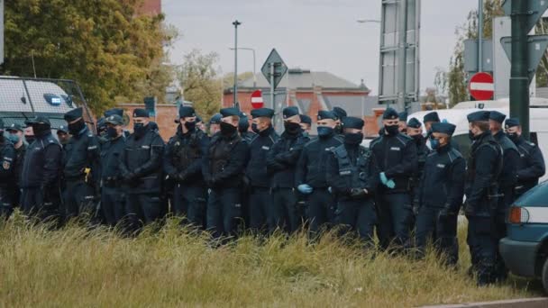Varsovia, Polonia 05.16.2020. - Protesta de los empresarios. agentes de policía con mascarillas salvaguardando la protesta — Vídeos de Stock
