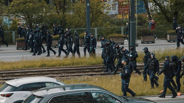Warsaw, Poland 05.16.2020. - Protest of the Entrepreneurs. police officers with face masks safeguarding the protest — Stock Photo, Image