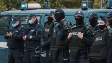 Varşova, Polonya 05.16.2020. - Girişimcilerin protestosu. Yüz maskeli polis memurları protestoyu koruyor.