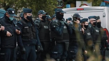 Varşova, Polonya 05.16.2020. - Girişimcilerin protestosu. Yüz maskeli polis memurları protestoyu koruyor.
