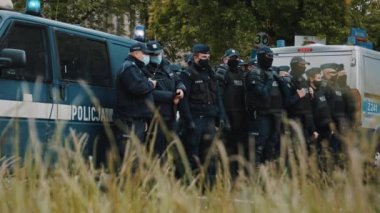 Varşova, Polonya 05.16.2020. - Girişimcilerin protestosu. Yüz maskeli polis memurları protestoyu koruyor.