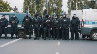 Varşova, Polonya 05.16.2020. - Girişimcilerin protestosu. Yüz maskeli polis memurları protestoyu koruyor.