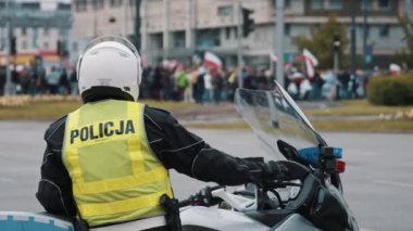 Varşova, Polonya 05.16.2020. - Girişimcilerin protestosu. Motosikletteki polis uzaktan protestoyu takip ediyor