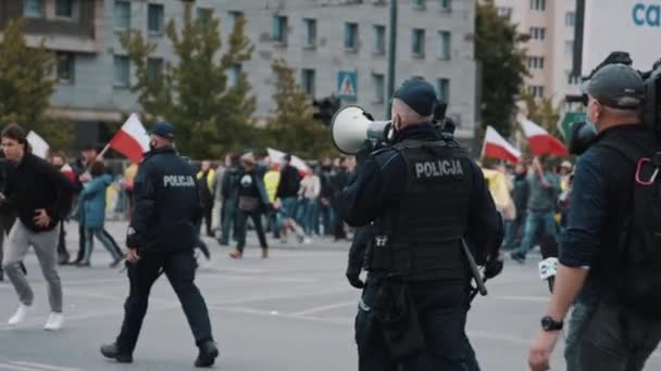 Βαρσοβία, Πολωνία 05.16.2020. - Διαμαρτυρία των επιχειρηματιών. Αστυνομικός μιλάει σε μεγάφωνο, ακολουθεί κάμεραμαν. — Αρχείο Βίντεο
