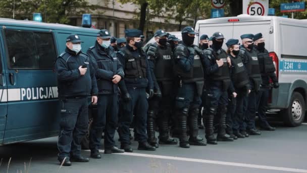 Warszawa, Polen 05.16.2020. - En protest mot entreprenørene. polititjenestemenn med ansiktsmasker som ivaretar demonstrasjonen – stockvideo