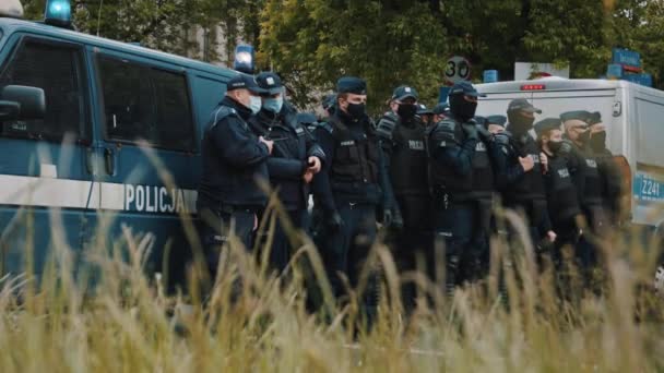 Varşova, Polonya 05.16.2020. - Girişimcilerin protestosu. Yüz maskeli polis memurları protestoyu koruyor. — Stok video