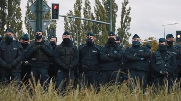 Varsovia, Polonia 05.16.2020. - Protesta de los empresarios. agentes de policía con máscaras faciales salvaguardando la protesta — Vídeo de stock