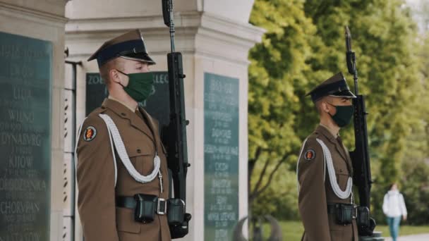 Warschau, Polen 05.16.2020. - Protest van de Ondernemers. Tombe od Unknown Soldier - bewaker met gezichtsmaskers — Stockvideo