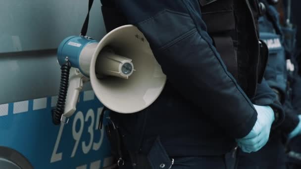 ワルシャワ、ポーランド05.16.2020 。-起業家の抗議。警察官のスピーカーのショットを閉じます — ストック動画