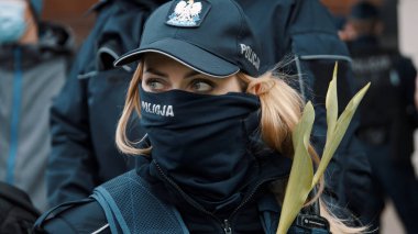 Varşova, Polonya 05.16.2020. - Girişimcilerin protestosu. Kadın, lale çiçekli polis memurları. Protestocular hükümete karşı polisi kazanmaya çalıştılar