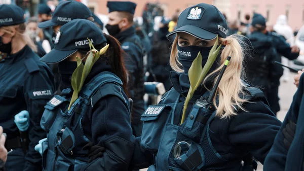 波兰华沙05.16.2020 。-企业家的抗议。带着郁金香花的女警官抗议者试图赢得警方对政府的反对 — 图库照片