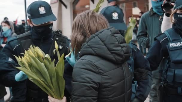 Warschau, Polen 05.16.2020. - Protest van de Ondernemers. Politieagent weigert de tulp. Een poging van de demonstranten om de politie aan hun kant te winnen — Stockvideo