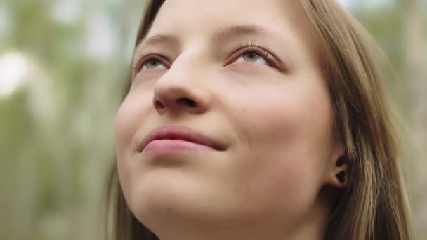 Portrait de jeune femme caucasienne heureuse, touristes profitant de l'air frais et les rayons du soleil dans le parc. — Video