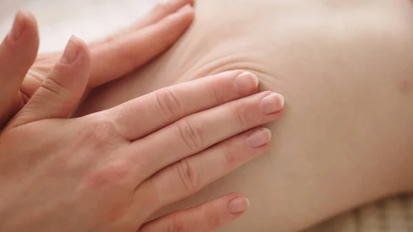 Massagista feminina fazendo massagem nas costas médica para o bebê. Conceito de saúde. Fechar — Fotografia de Stock