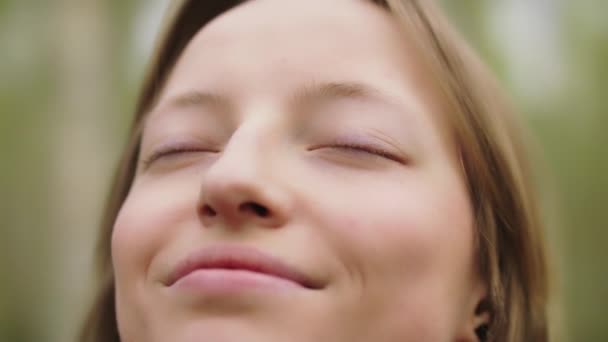 Concept de beauté naturelle. Gros plan de la femme caucasienne avec de beaux yeux verts et des frekles. Souriante fille — Video