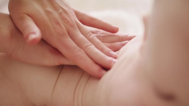 Massagista feminina fazendo massagem nas costas médica para o bebê. Conceito de saúde. Fechar — Vídeo de Stock