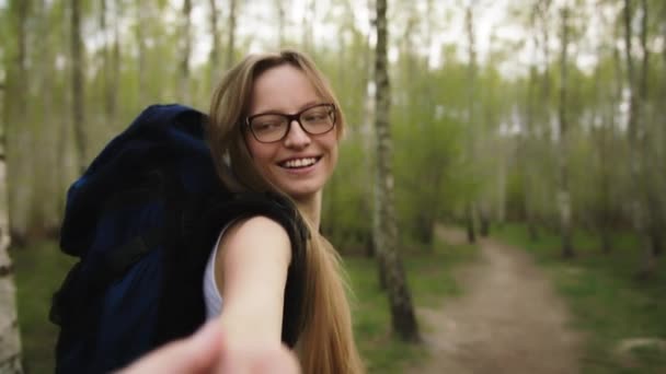 Une jeune femme conduisant son petit ami dans la forêt. Concept de vacances lune de miel — Video