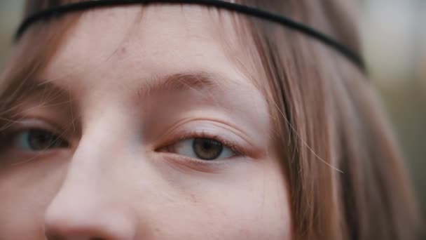 Natuurlijke schoonheid concept. Close-up shot van blanke vrouw met mooie groene ogen en frekles. Lachend meisje — Stockvideo