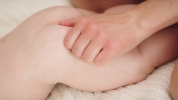 Mama kneift Babys Po Nahaufnahme mit Kopierraum. Zärtlichkeiten und Bindung zwischen Mutter und Baby — Stockvideo
