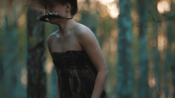 Jonge blanke vrouw die haar hoofd optilt met lang haar in de natuur. ketting geplakt op haar kin — Stockvideo