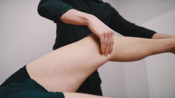 Terapista ispezionare la flessibilità del ginocchio. Sport fisioterapia concetto — Video Stock