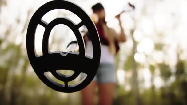 Mujer joven arqueóloga usando detector de metales en el bosque. Vista de ángulo bajo — Vídeo de stock