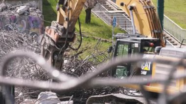 Varşova, Polonya 05.02.2020 - Köprüyü yıkan ağır makineler. Metal çerçeve alınıyor