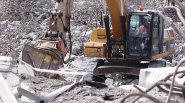 Varşova, Polonya 05.02.2020. Ağır makineler, klempli kazıcı köprüyü yıktıktan sonra metal çerçeveleri kaldırıyor