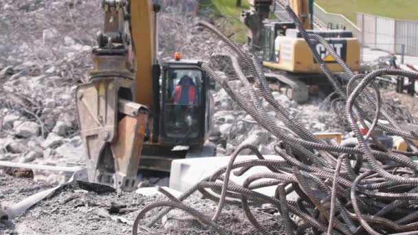 Varsovia, Polonia 05.02.2020 - Maquinaria pesada demoliendo el puente. Limpieza del sitio de destrucción — Vídeos de Stock