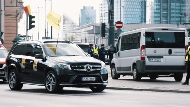 Varsóvia, Polónia, 05.07.2020. - Veículos bloqueando a rua, protesto dos empresários — Vídeo de Stock