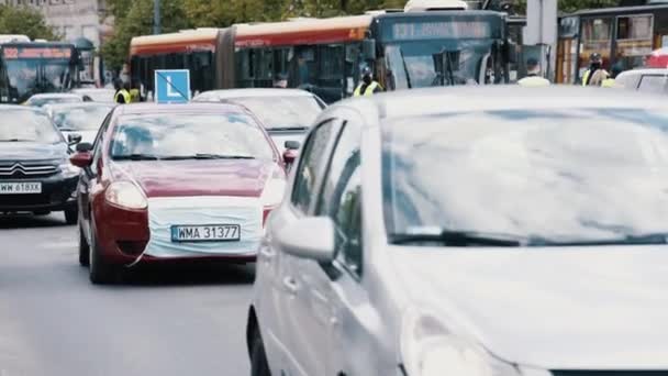 Varsóvia, Polónia, 05.07.2020 - Carro escolar de condução com a máscara médica sobre o pára-choques. Protesto dos empresários — Vídeo de Stock