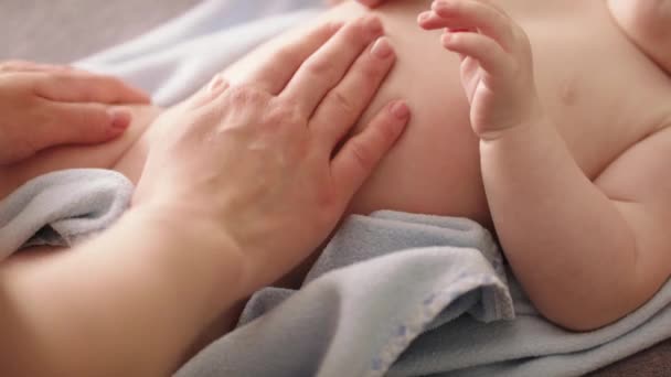 Närbild. Mor knackar, masserar babys mage. Barnomsorgskoncept — Stockvideo