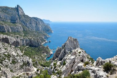 Marsilya yakınlarında deniz ve dağlar. Fransa, Calanques de Marsilya 'daki sahil şeridi. Gök mavisi deniz ve muhteşem beyaz dağlar. Belvedere de Sugiton gözlem güvertesinden görüntüle