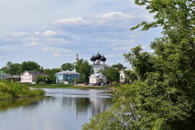 Vologda Irmağı seti, ağaçlarla kaplı, bir yaz günü. Vologda, Rusya