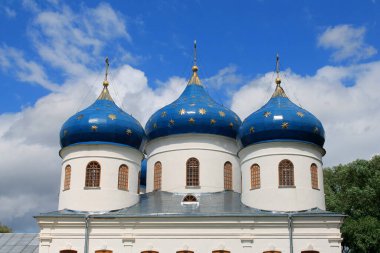 St. Yuriev Manastırı 'ndaki kilisenin altın yıldızlı mavi kubbeleri. Veliky Novgorod, Rusya