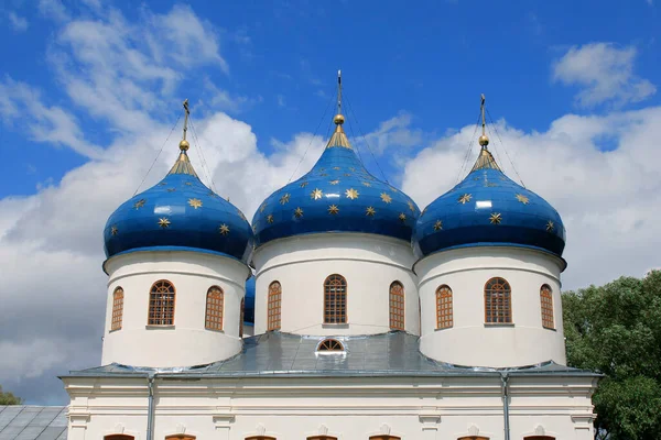 Blaue Kuppeln Mit Goldenen Sternen Der Kirche Juriev Kloster Weliki — Stockfoto