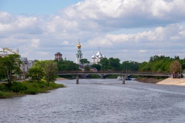 Yazın Vologda nehri. Köprü manzarası ve St. Sophia Katedrali. Vologda, Rusya