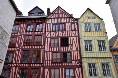 Rouen, Fransa 'da yarı ahşap renkli evler. Çok renkli güzel ortaçağ evleri