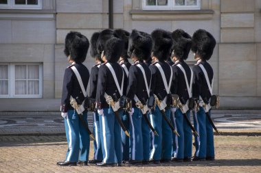 Öğlen Amalienborg Meydanı 'nda nöbetçi değişimi. Kopenhag, Danimarka
