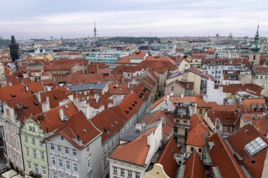 Prag 'ın kırmızı çatıları. Old Town Hall 'dan görüntü