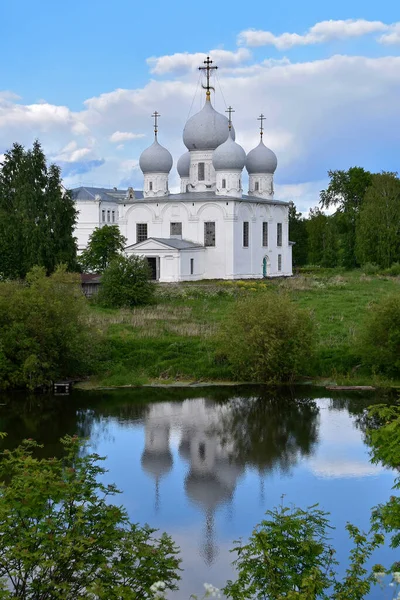 Weiße Kirche Spiegelt Sich See Sommertag Belozersk Russland — Stockfoto